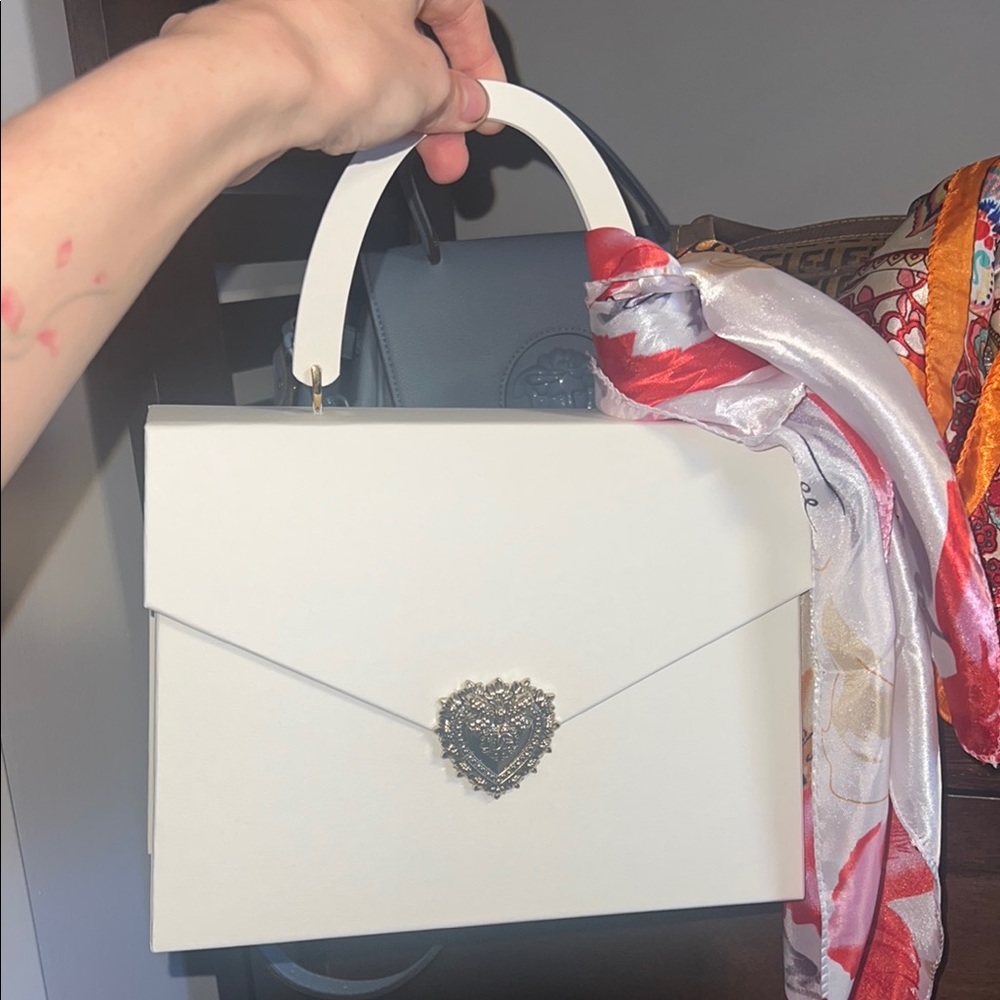 Elegant White Handbag with Gold Accent - Picture 7 of 8